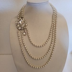 Very Elegand Pearls Necklace with Crystal brooch